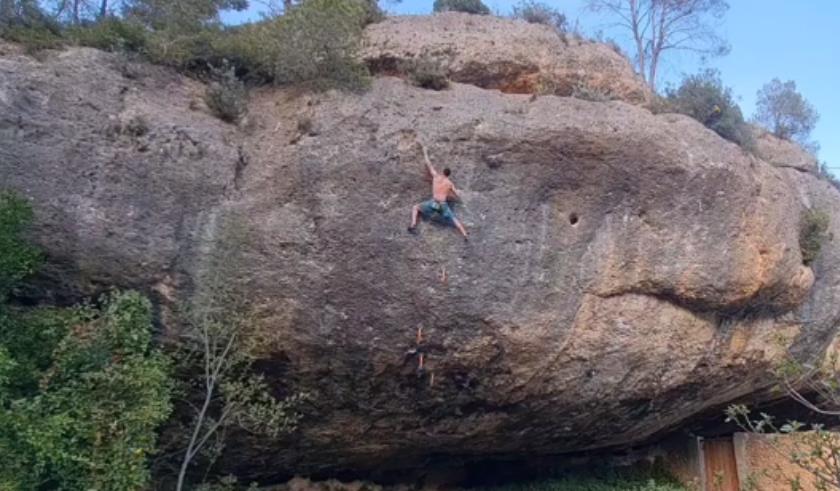 Jorge Diazrullo soloing  Darwin Dixit (F8c). Photo: @mtnz.adri/@liqen.studio